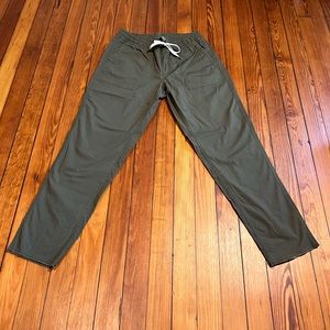 Like new Vuori Vintage Ripstop Pants/Dark green with a frayed bottom/Never worn.